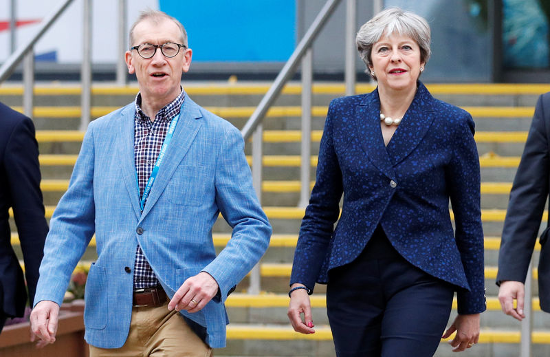 © Reuters. Britain's Prime Minister Theresa May and her husband Philip arrive at the Conservative Party's conference in Manchester