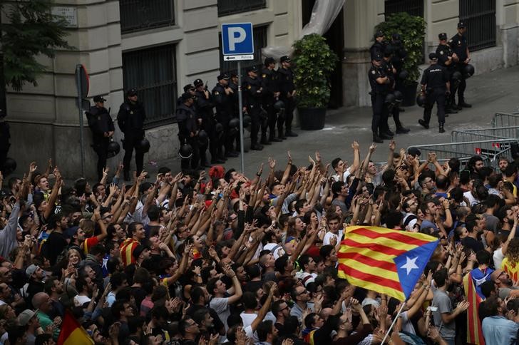 © Reuters. People shout during a protest outside National Police main police station