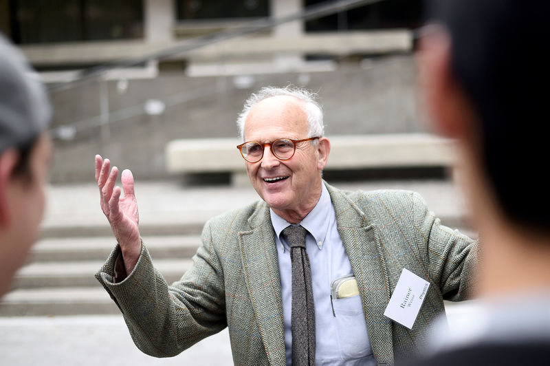 © Reuters. Professor de física Rainer Weiss fala com alunos antes de palestra, na Universidade da Califórnia em Berkeley, nos Estados Unidos