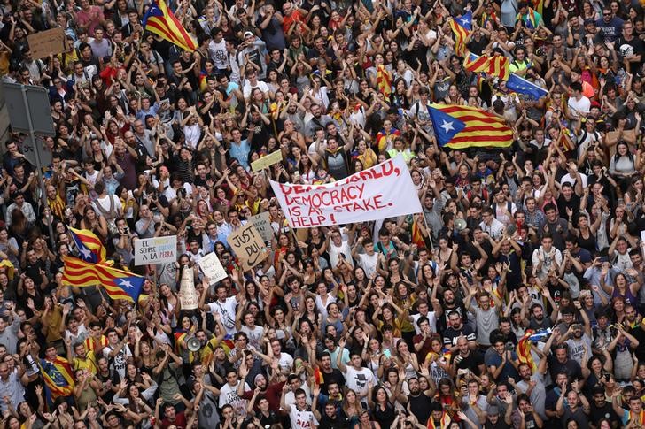 © Reuters. تعطل المترو والمرور في برشلونة بسبب احتجاج لمؤيدي استقلال قطالونيا