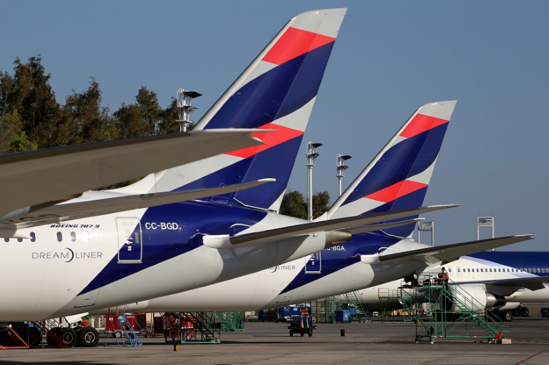 © Reuters. FILE PHOTO: LATAM Airlines planes are seen at Santiago International Airport, Chile