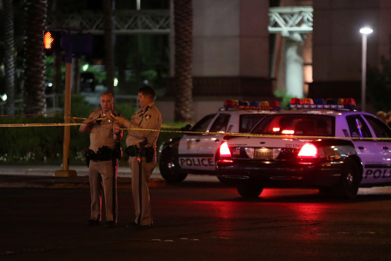 © Reuters. La policía busca pistas del tiroteo más letal de la historia moderna de EEUU