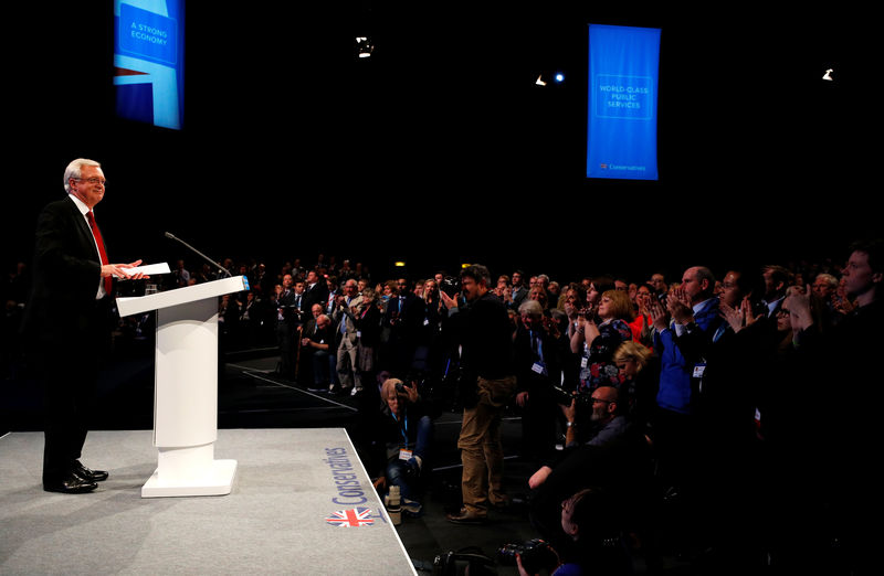 © Reuters. Delegates applaud Britain's Secretary of State for Exiting the European Union David Davis after he addressed the Conservative Party conference in Manchester