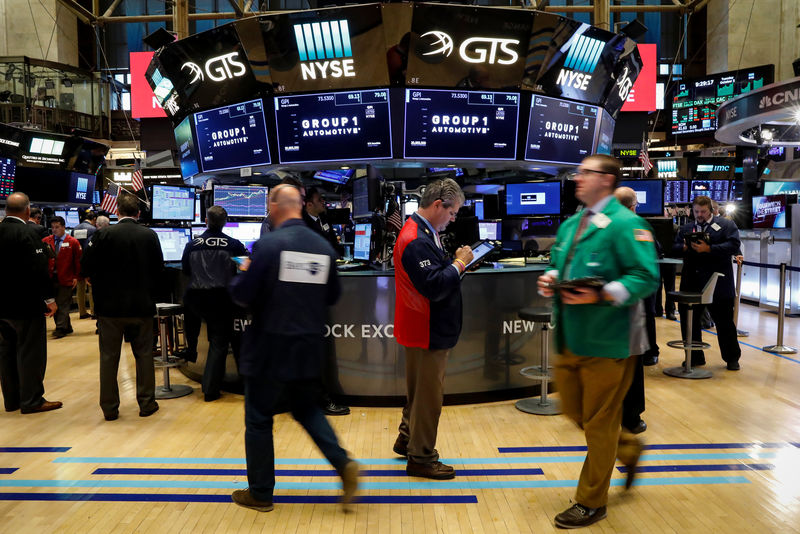 © Reuters. Traders work on the floor of the NYSE in New York