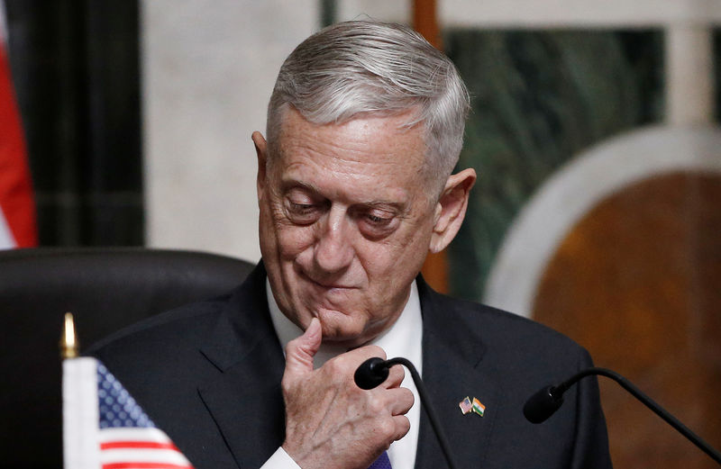 © Reuters. Mattis gestures as he speaks during joint news conference in New Delhi