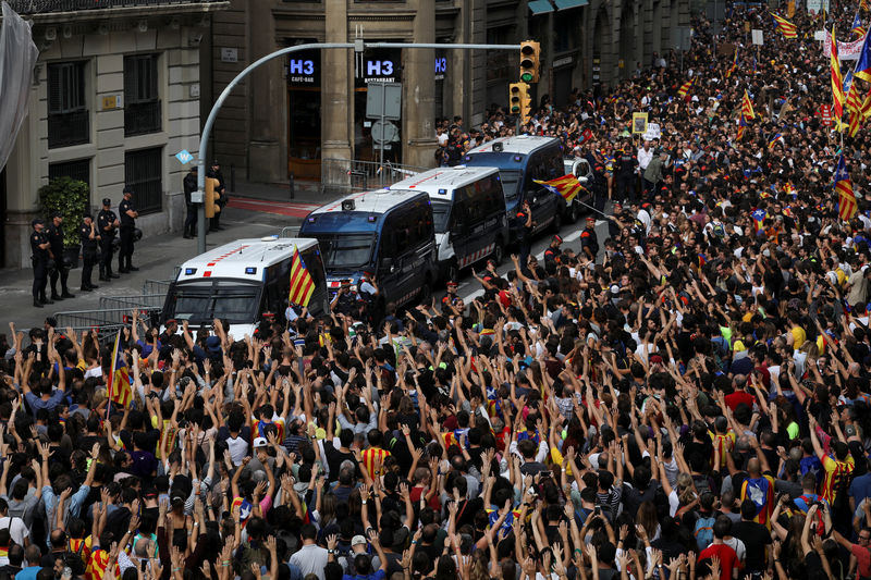 © Reuters. Miles de personas marchan en Cataluña durante el "paro cívico"