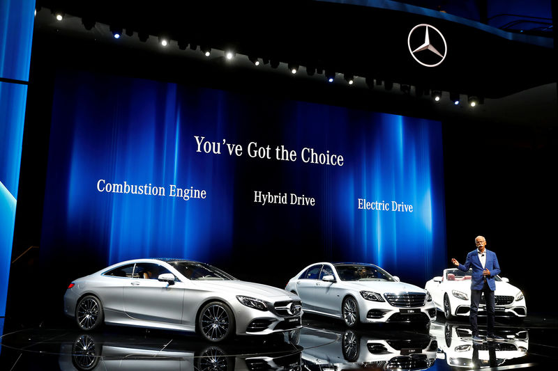 © Reuters. FILE PHOTO: Zetsche, CEO of Mercedes car maker Daimler AG presents the new Mercedes S-class models during the Frankfurt Motor Show (IAA) in Frankfurt