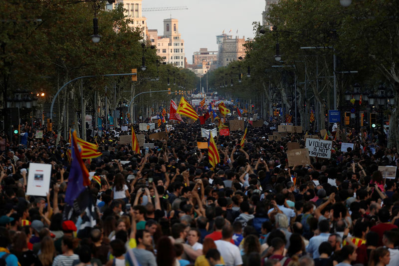 © Reuters. Catalães participam de protesto em Barcelona