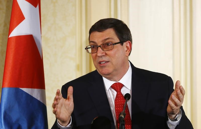 © Reuters. كوبا تندد بقرار واشنطن طرد 15 دبلوماسيا كوبيا