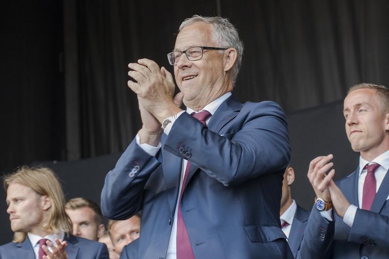 © Reuters. Iceland's coach Lagerback applauds as fans celebrate the team returning home after the Euro 2016 in Reykjavik