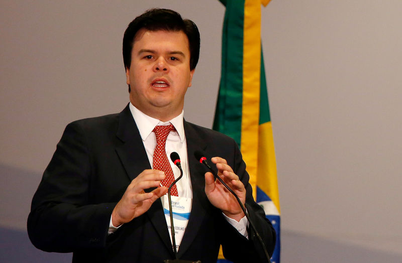 © Reuters. O ministro de Minas e Energia do Brasil, Fernando Coelho Filho, durante a 14ª Rodada de licitação de blocos de exploração de petróleo e gás no Rio de Janeiro, Brasil