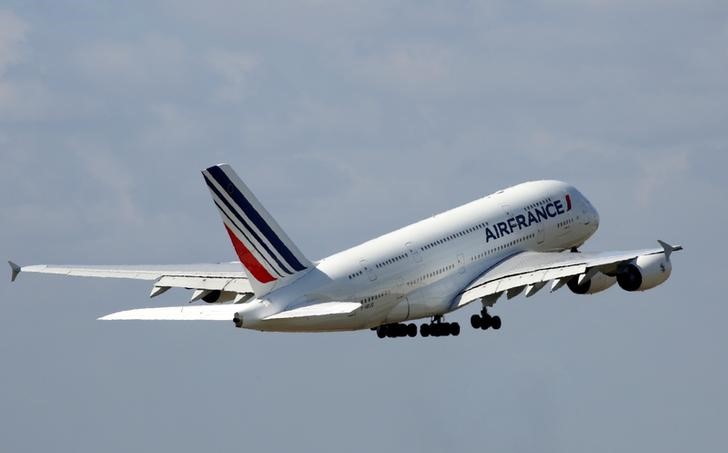 © Reuters. فرنسا تقود التحقيق  في انفجار محرك طائرة إيه380 تابعة للخطوط الفرنسية
