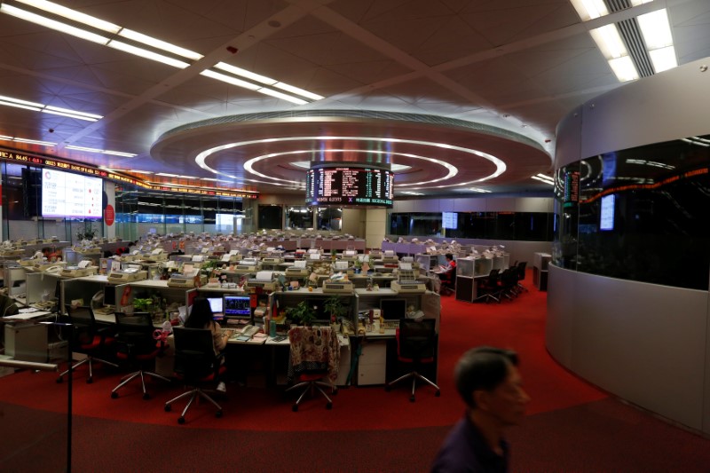 © Reuters. A floor trader walks during afternoon trading at the Hong Kong Stock Exchange in Hong Kong