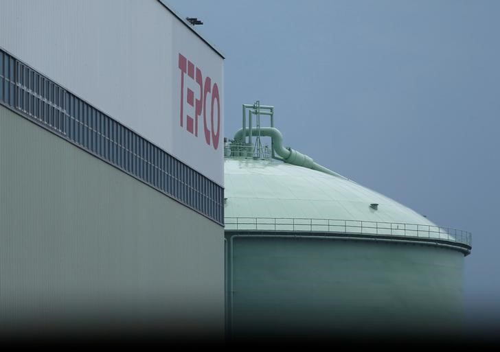 © Reuters. The TEPCO logo and a LNG tank are seen at Tokyo TEPCO's South Yokohama Thermal Power Station in Yokohama