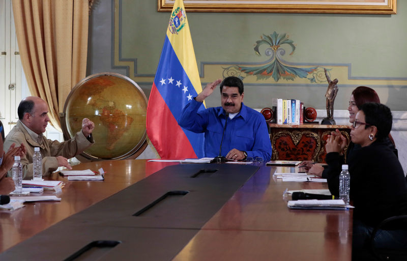 © Reuters. Venezuela's President Nicolas Maduro speaks during a meeting with ministers in Caracas