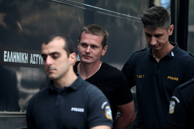 © Reuters. Alexander Vinnik, a 38 year old Russian man suspected of running a money laundering operation using bitcoin, is escorted by police officers to a court in Thessalonik