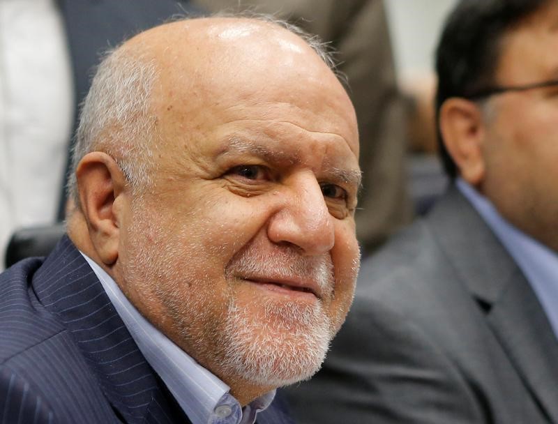 © Reuters. FILE PHOTO - Iran's Oil Minister Zanganeh talks to journalists during an OPEC meeting in Vienna