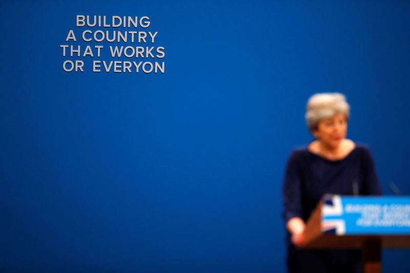 © Reuters. The wording on a slogan is changed after letters fell away from the backdrop as Britain's Prime Minister Theresa May addresses the Conservative Party conference in Manchester