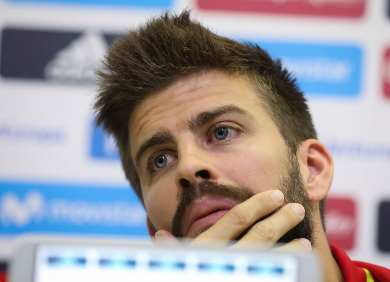 © Reuters. Piqué, comprometido a continuar en la selección española pese a las fuertes críticas