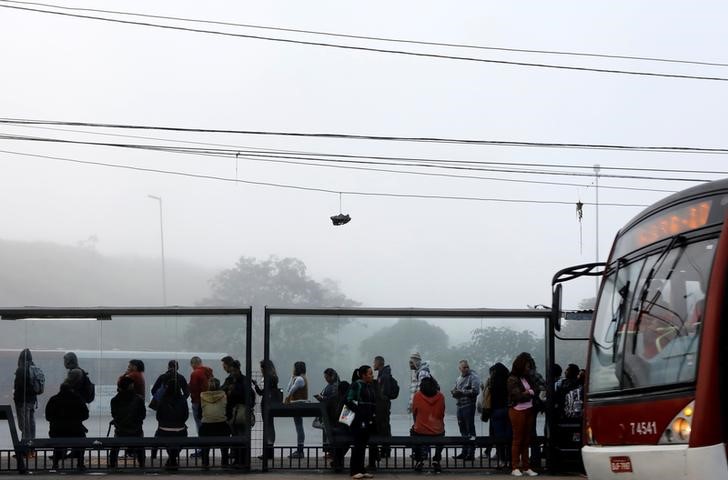 © Reuters. Passageiros esperam ônibus em ponto em São Paulo, Brasil