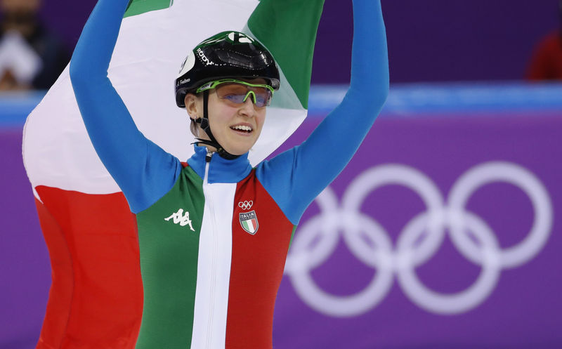 © Reuters. Arianna Fontana festeggia la vittoria