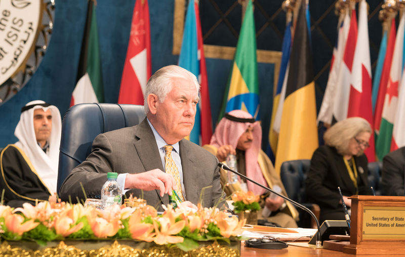 © Reuters. Miembros de coalición deben ayudar a reconstruir Irak, dice Tillerson de EEUU