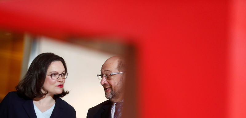 © Reuters. Líder do Partido Social Democrátido da Alemanha, Martin Schulz (direita), e indicada Andrea Nahles