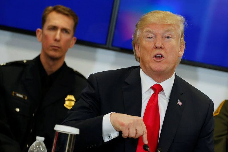 © Reuters. Trump visits the U.S. Customs and Border Protection's National Targeting Center in Sterling, Virginia