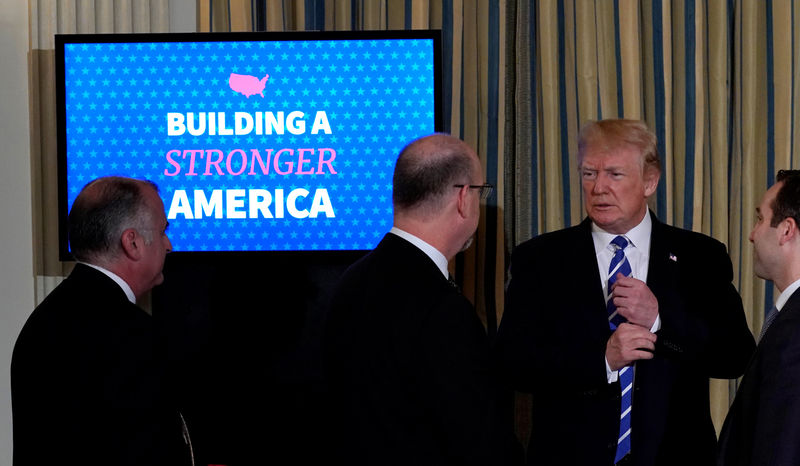 © Reuters. Trump holds an infrastructure meeting at the White House in Washington