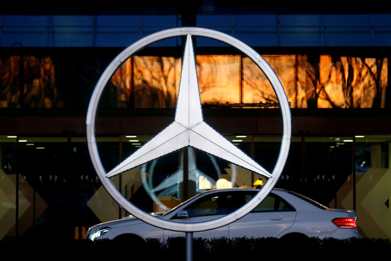 © Reuters. FILE PHOTO:A Mercedes Benz logo is pictured at a customer center at the Mercedes Benz factory in Sindelfingen