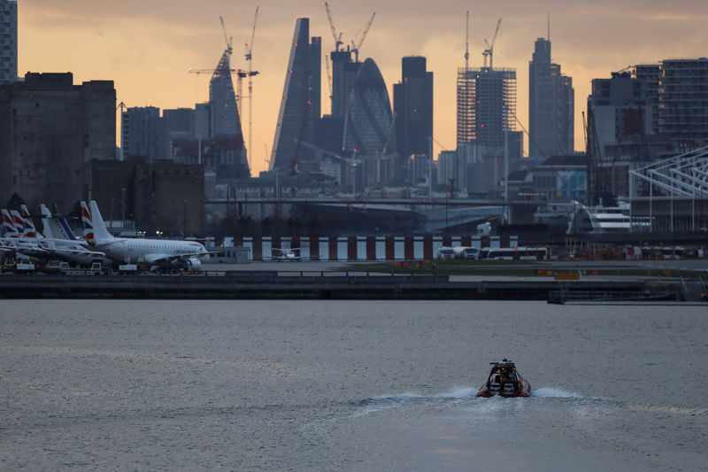 © Reuters. Equipe antibombas se aproxima em barco de aeroporto London City