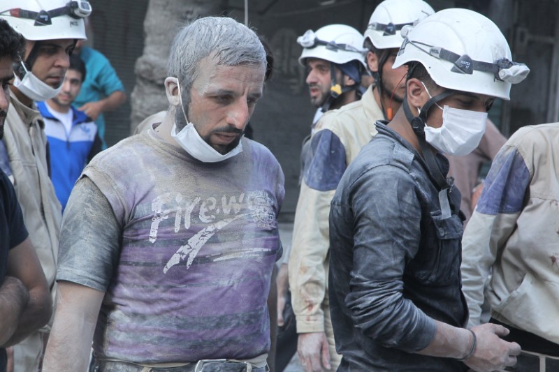 © Reuters. الدفاع المدني السوري يحث ماكرون على العمل لوقف إطلاق النار