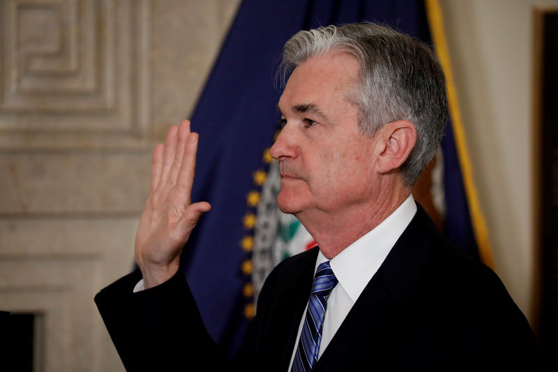 © Reuters. Federal Reserve Chairman Jerome Powell takes the oath of office administered by Federal Reserve Board member Randal Quarles at the Federal Reserve in Washington