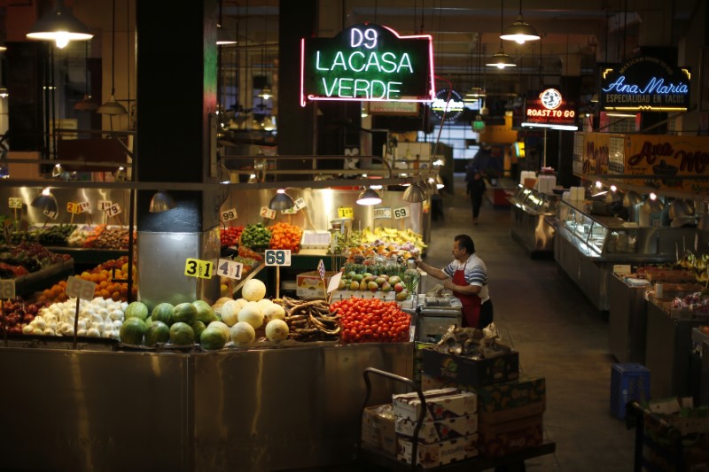 © Reuters. A man unloads vegetables at Grand Central Market in Los Angeles