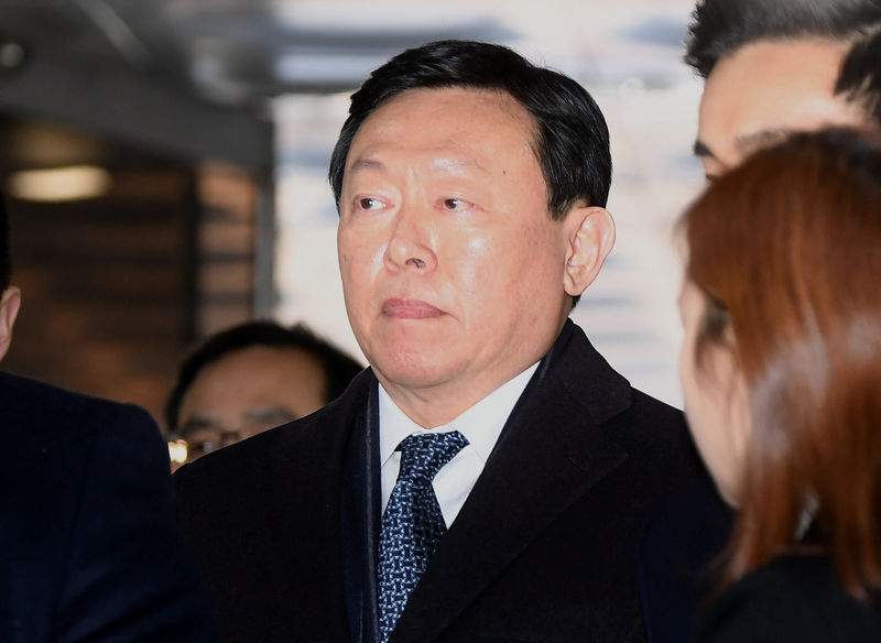 © Reuters. Chairman of Lotte Group Shin Dong-bin arrives at the Seoul Central District Court