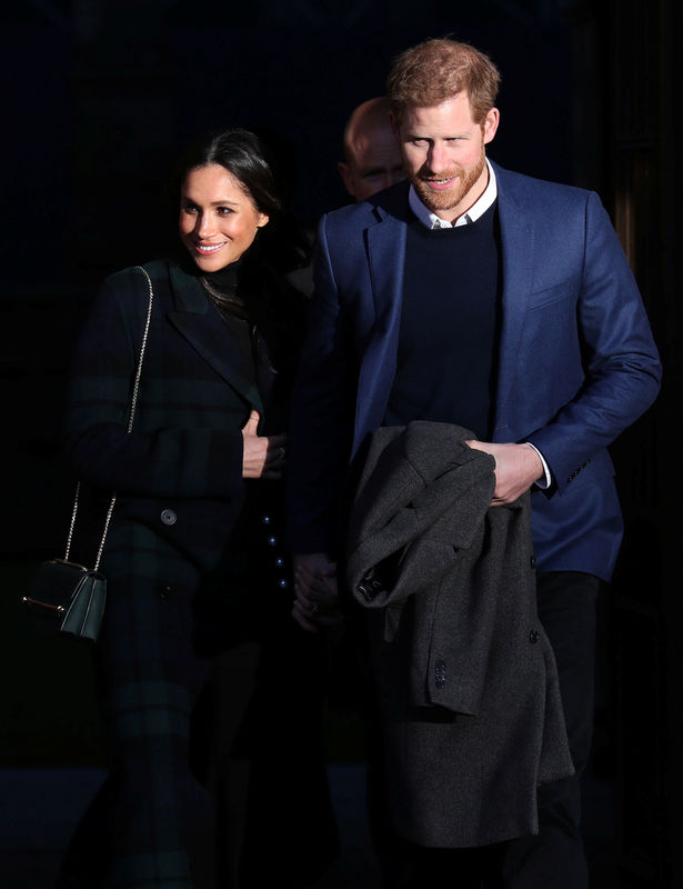© Reuters. الأمير هاري وخطيبته الأمريكية ميجان يثيران الإعجاب في ادنبره