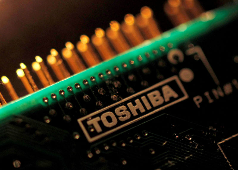 © Reuters. FILE PHOTO: A logo of Toshiba Corp is seen on a printed circuit board in this photo illustration taken in Tokyo