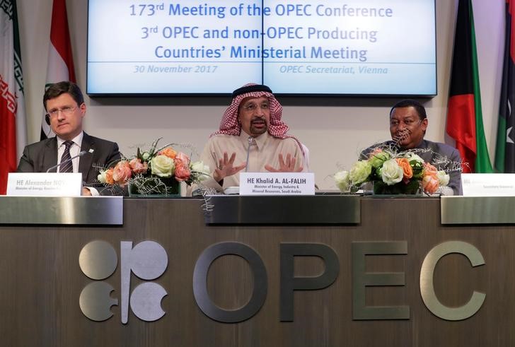 © Reuters. Russian Energy Minister Novak, Saudi Arabia's Oil Minister al-Falih and OPEC Secretary General Barkindo address a news conference after an OPEC meeting in Vienna