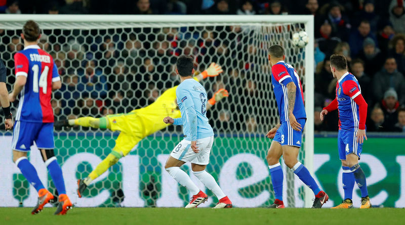 © Reuters. El City apabulla al Basilea y la Juventus empata con doblete de Higuaín