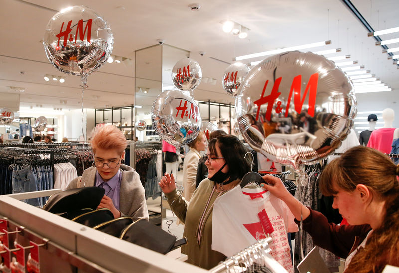 © Reuters. FILE PHOTO:People shop at the Swedish fashion retailer H&M store on its opening day in central Moscow