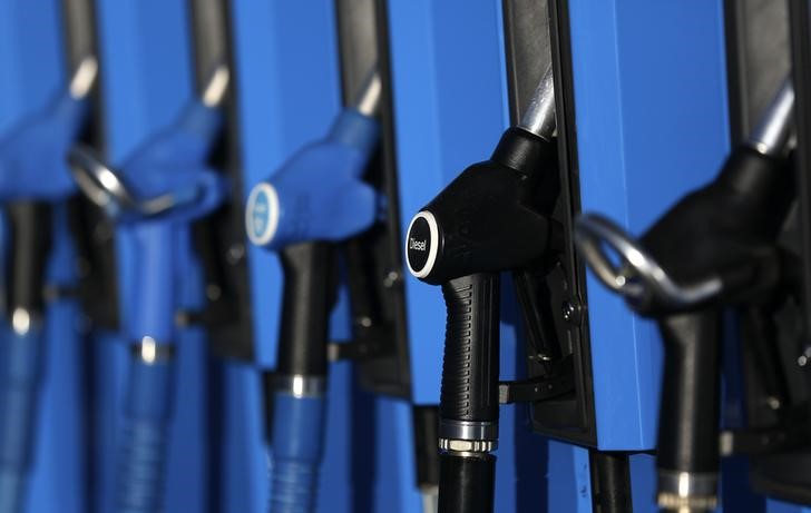 © Reuters. Petrol pump nozzles are pictured at a petrol station in Dortmund