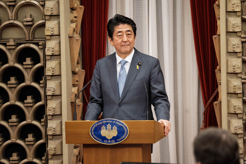 © Reuters. رئيس الوزراء الياباني قد يزور موسكو في 26 مايو