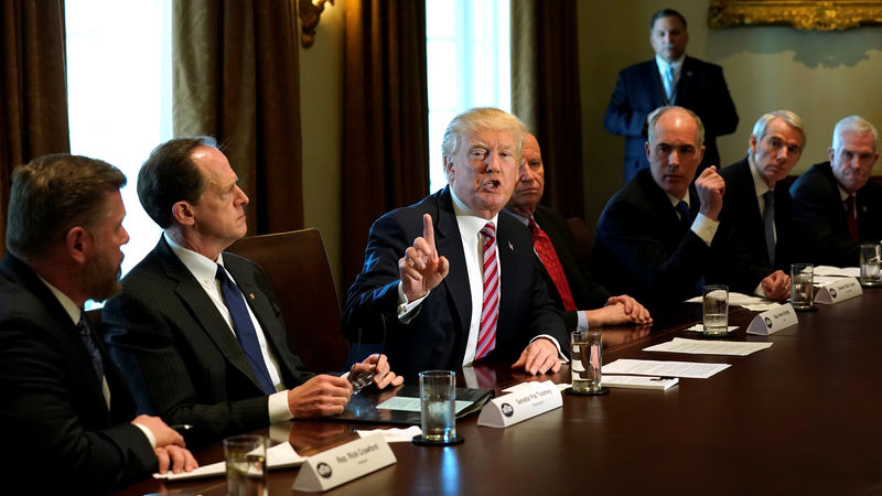 © Reuters. U.S. President Donald Trump holds a meeting on trade with members of Congress at the White House in Washington