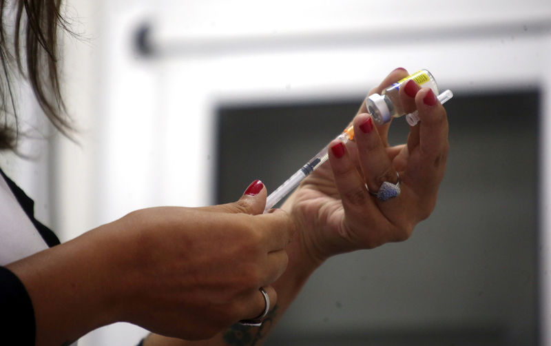 © Reuters. LES FRANÇAIS APPELÉS À SE VACCINER CONTRE LA ROUGEOLE