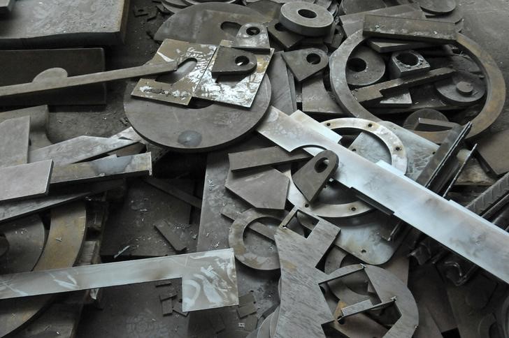 © Reuters. Scrap metal parts are pictured in Vransko March 29, 2013.