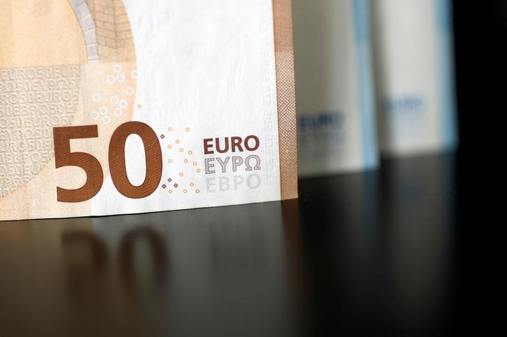 © Reuters. 50 and 20 Euro banknotes are displayed in this picture illustration