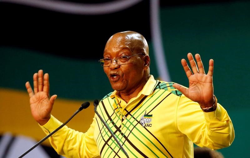 © Reuters. الحزب الحاكم في جنوب أفريقيا يدعم اقتراعا بسحب الثقة من زوما الخميس