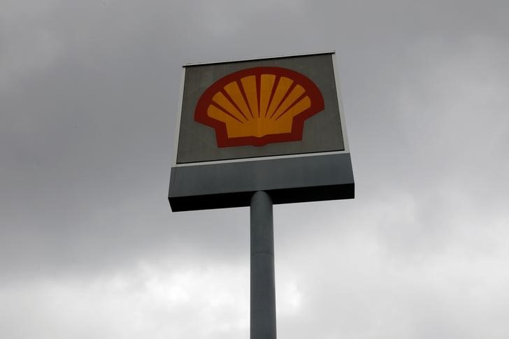 © Reuters. A Shell Petroleum signage is pictured in Malaysia's southern city of Johor Bahru