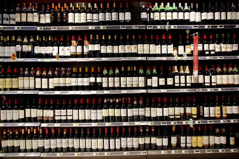 © Reuters. FILE PHOTO: Bottles of Bordeaux wine are displayed on sale in a supermarket in Vertou