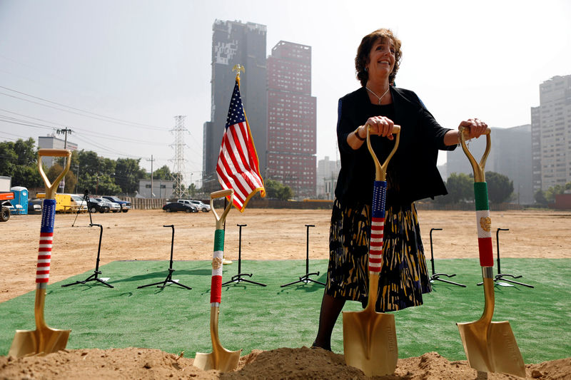 © Reuters. Embaixadora dos Estados Unidos para o México, Roberta S. Jacobson, comparece a cerimônia para marcar construção de nova embaixada norte-americana na Cidade do México